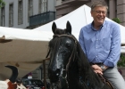 Bezirksstadtrat Blesing testet für die Besucher seine Reitkünste auf unserem Pferd